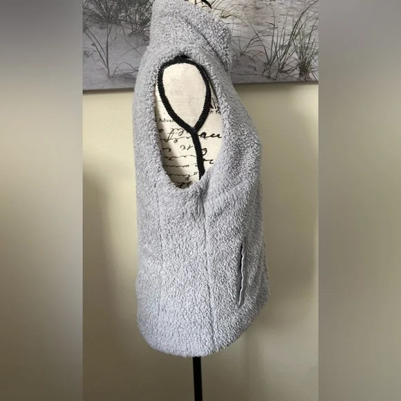 Patagonia women’s grey full zip vest, size large - Picture 4 of 8